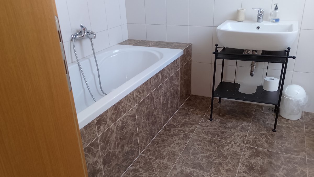 lovely big bathroom upstairs and if you want a bath, this is the apartment for you.. lovely big bathroom upstairs and if you want a bath, this is the apartment for you..