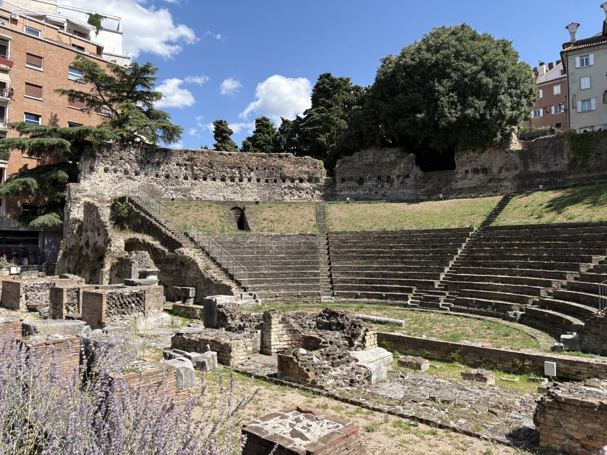 A little bit of Roman archaeology too, this small ampitheatre in the centre was a theatre..