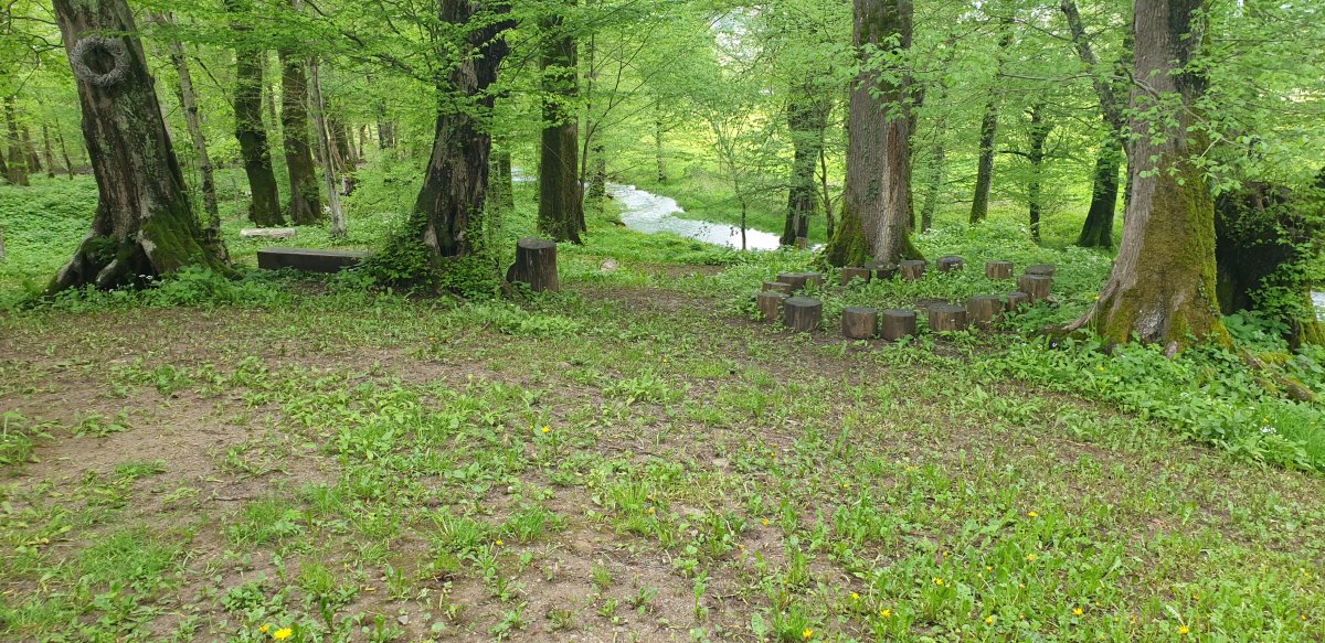 see the Skatovka stream flowing away towards the main river and the Disappearing lake..
