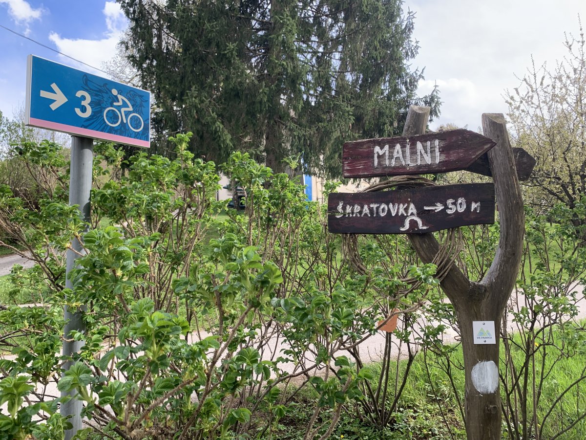 follow this path to Skratovka cave and the same track up to Unec Crater..