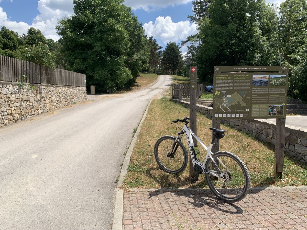 this way from the Muesum to the Petelinje lake, just a few km..