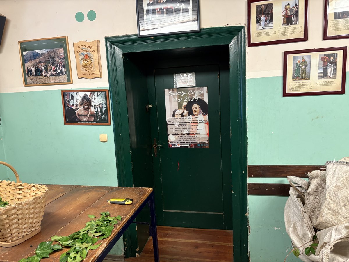 NOBODY but the Laufarija members entrusted with writing the accusations may enter this room..