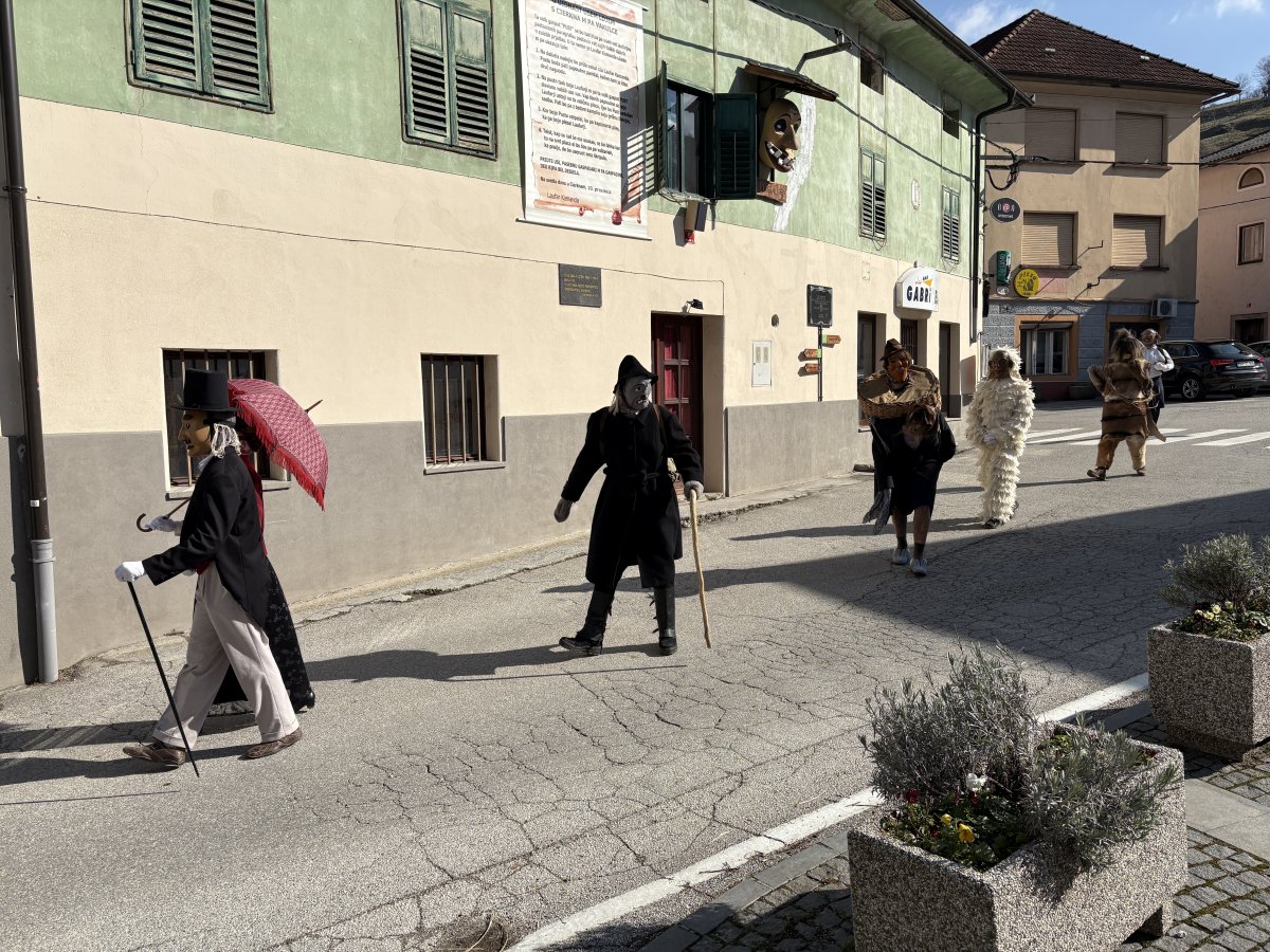 the characters leave the Laufarija House Sunday morning after Mass for a first parade, ALWAYS in strict marching order..