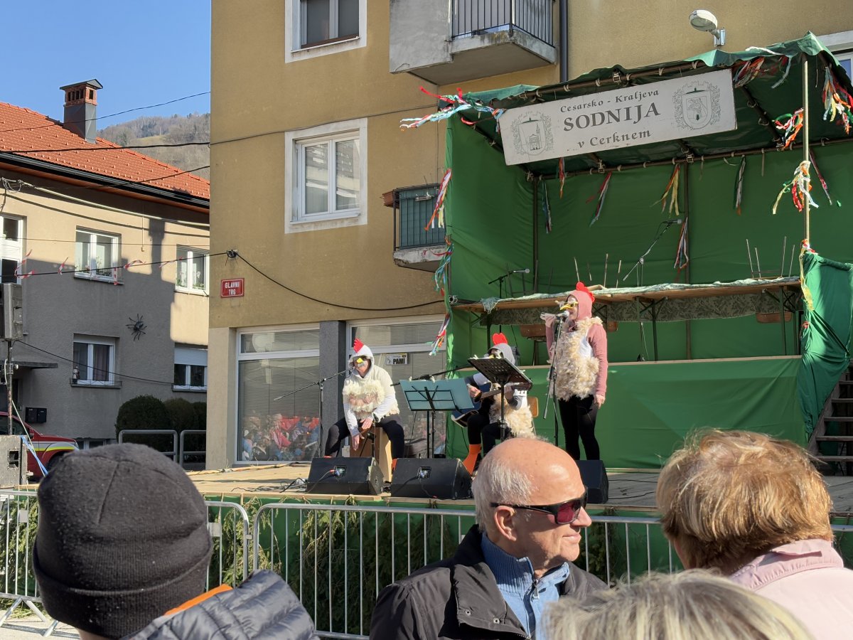 As you might expect, 3 singing Hens play a concert leading up to the Carnival kick off..