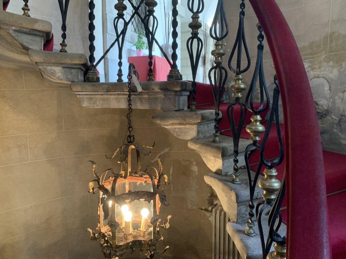 Red carpet to the toilets.. Now that is posh..