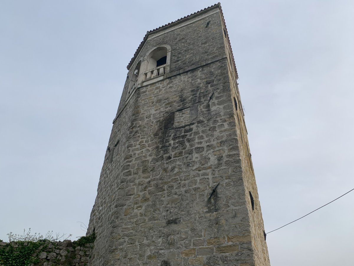 the 5th wall has been so cleverly added to make this tower merge with the nature here..