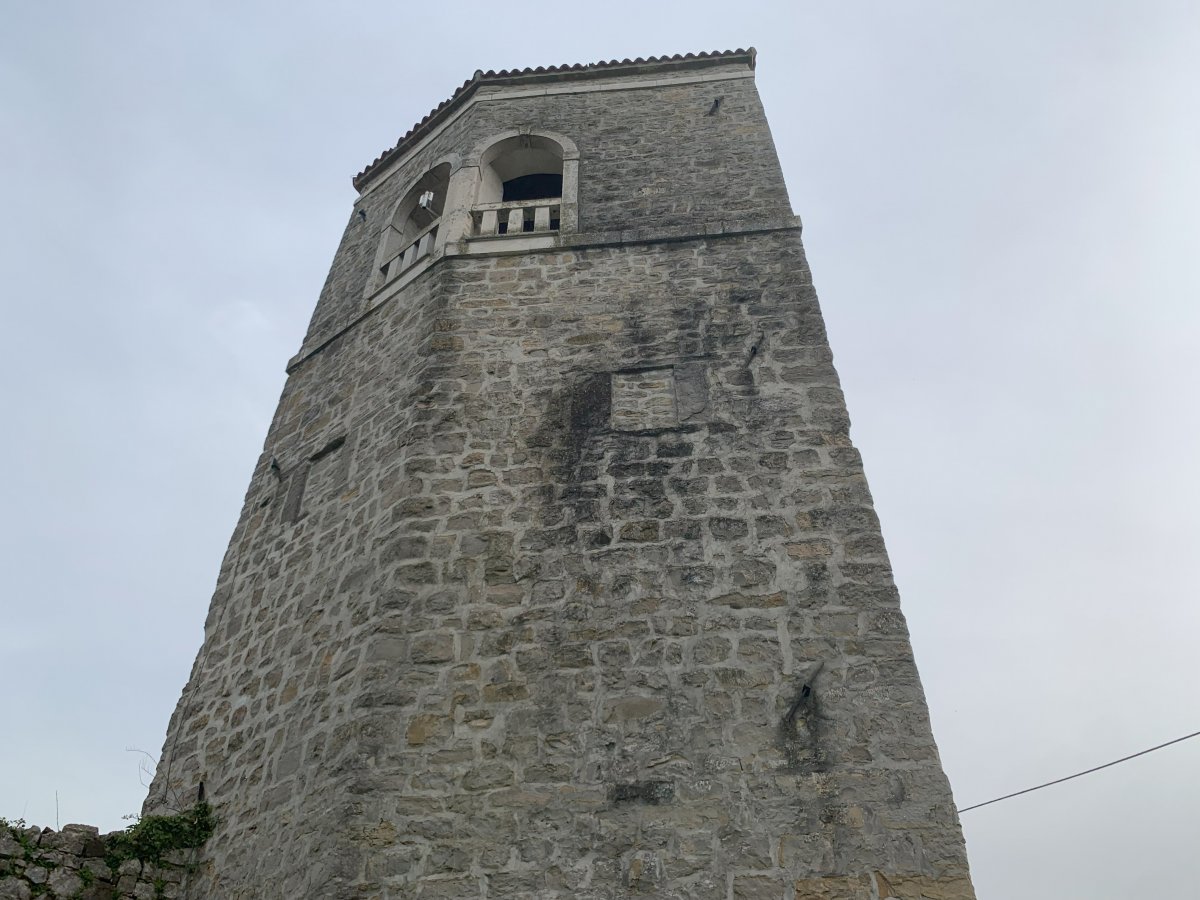 Notice there are NO doors or windows at the base of the tower, they were higher up so the villagers could get in by ladder..
