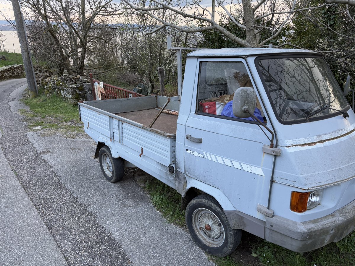 This little wine van obscured the entrance so we missed it first time!