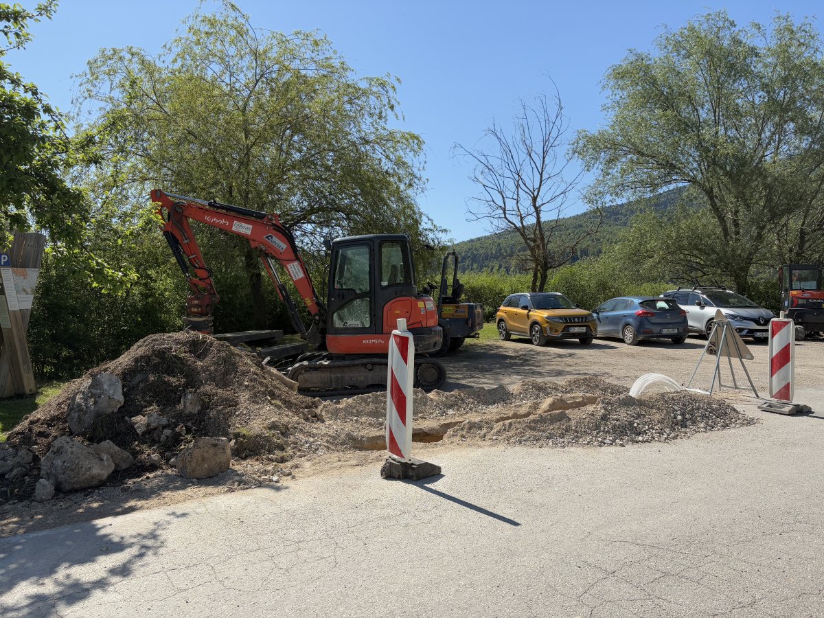 Another example of the fantastic progress Slovenia is making in exactly the right direction.. a car park to hike around the far corner of the lake..