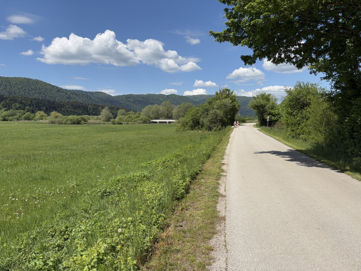 Just take this road out of Gorenje Jezero to the bridge, which is where the little car park is..