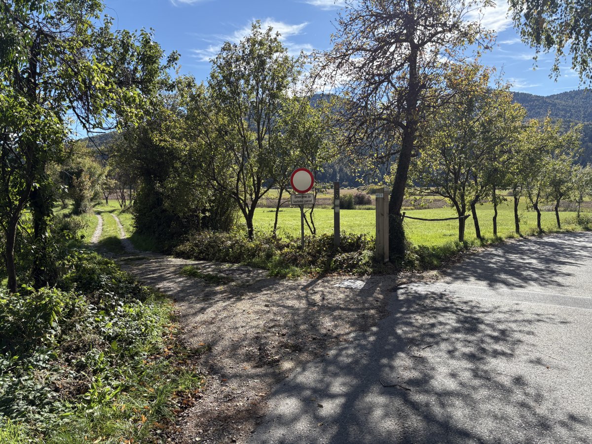 You will drive past here to get to the bridge, but come back to start the hike on this path OR head from the bridge towards Laze and you will end the hike here, with a short walk back to the bridge..