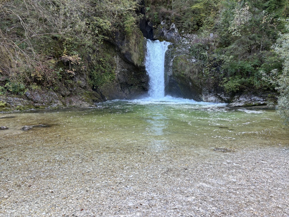 Would definetely fancy dipping the tootsies into this water on a hot day..