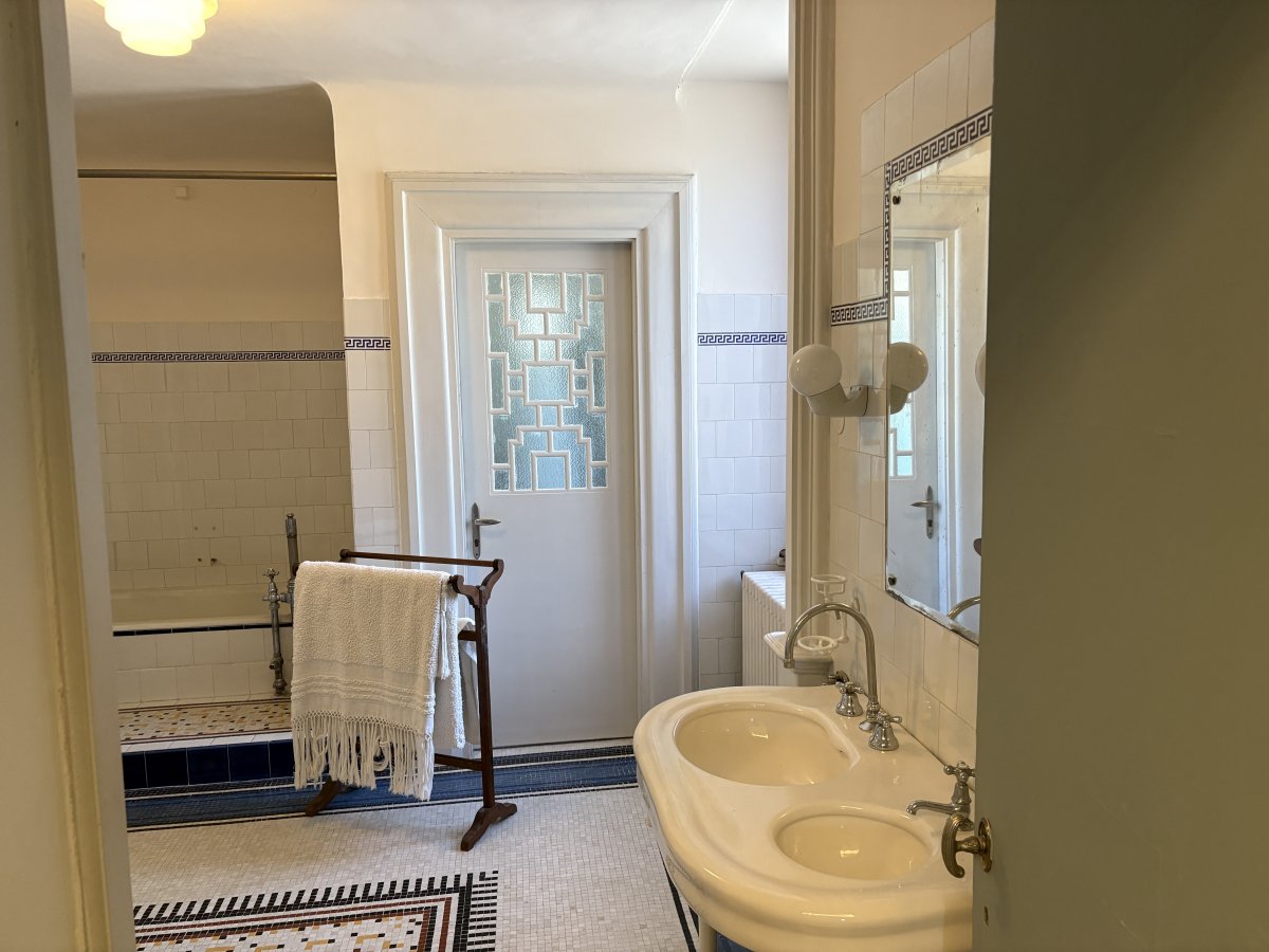 Art Deco bathroom, love the marble floor..