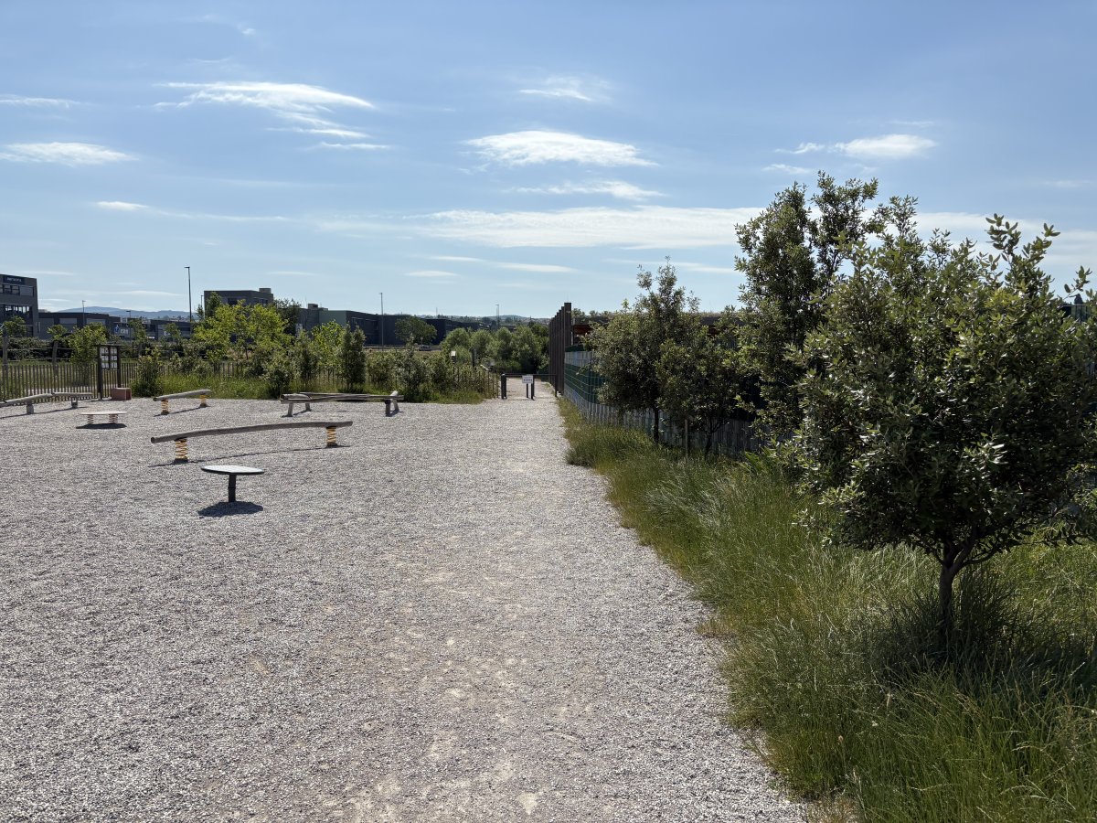 This is where you start the walk, facing the Visitor Centre and going left through this playground..